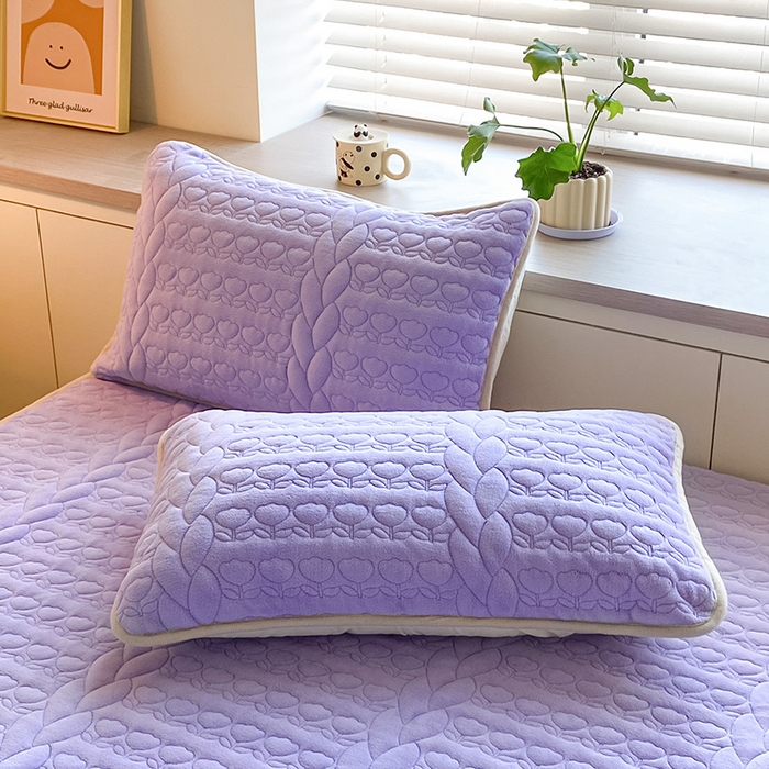 91家纺网 家纺一手货源 找家纺 摩妮卡 2025新款牛奶绒夹棉床笠三件套保护床垫 香芋紫