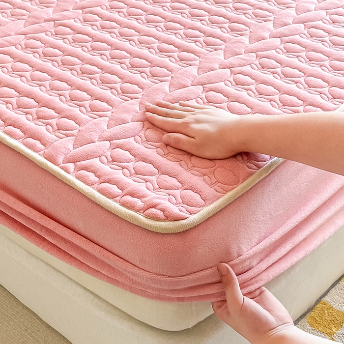 91家纺网 家纺一手货源 找家纺 摩妮卡 2025新款牛奶绒夹棉床笠三件套保护床垫 冰霉粉