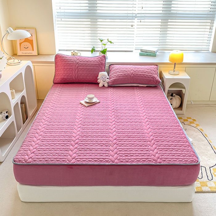 91家纺网 家纺一手货源 找家纺 摩妮卡 2025新款牛奶绒夹棉床笠三件套保护床垫 砖红