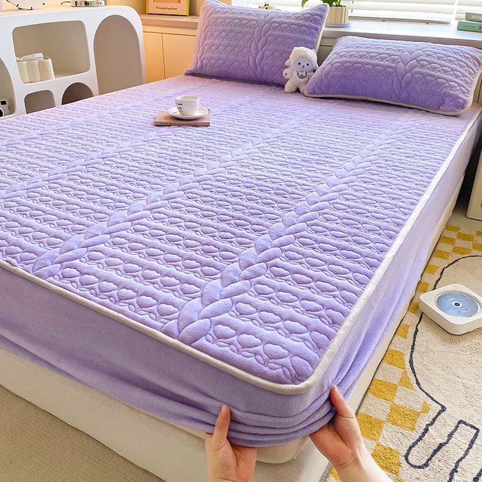 91家纺网 家纺一手货源 找家纺 摩妮卡 2025新款牛奶绒夹棉床笠三件套保护床垫 香芋紫