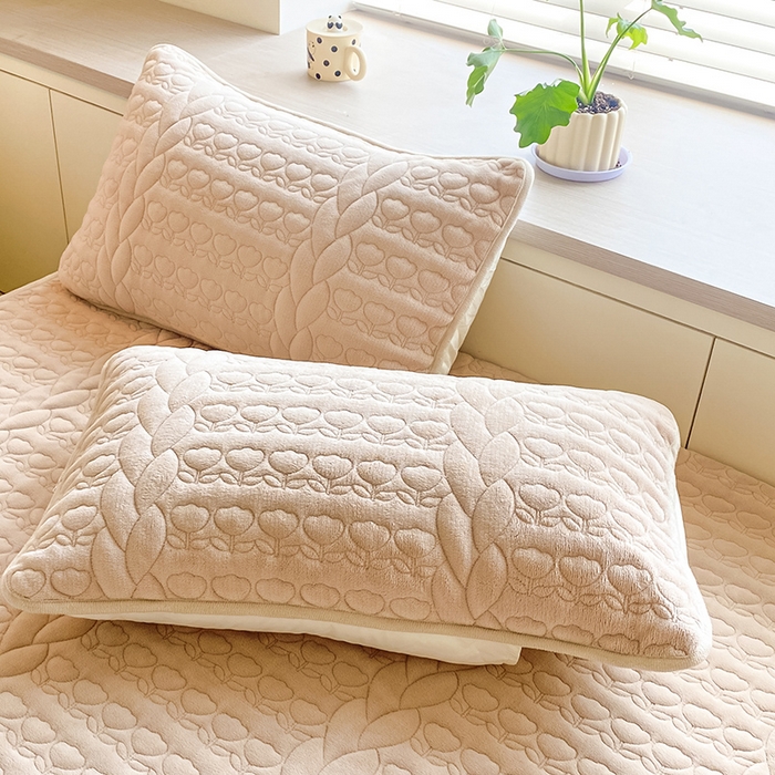 91家纺网 家纺一手货源 找家纺 摩妮卡 2025新款牛奶绒夹棉床笠三件套保护床垫 米杏