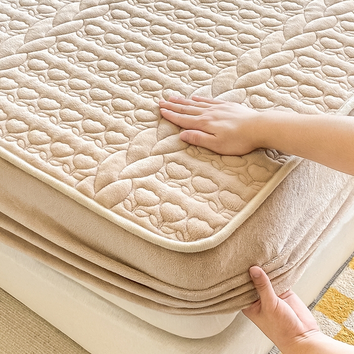 91家纺网 家纺一手货源 找家纺 摩妮卡 2025新款牛奶绒夹棉床笠三件套保护床垫 米杏