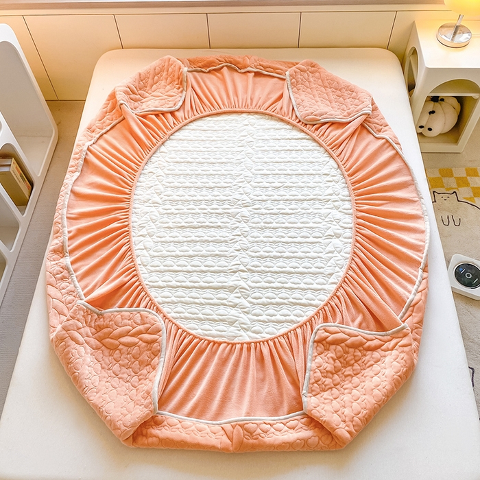 91家纺网 家纺一手货源 找家纺 摩妮卡 2025新款牛奶绒夹棉床笠三件套保护床垫 爱玛橙