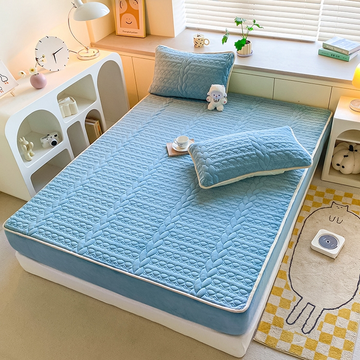 91家纺网 家纺一手货源 找家纺 摩妮卡 2025新款牛奶绒夹棉床笠三件套保护床垫 班迪兰