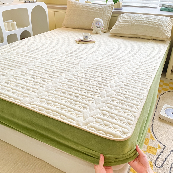 91家纺网 家纺一手货源 找家纺 摩妮卡 2025新款牛奶绒夹棉床笠三件套保护床垫 破镜白