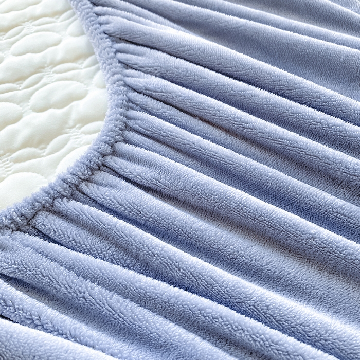 91家纺网 家纺一手货源 找家纺 摩妮卡 2025新款牛奶绒夹棉床笠三件套保护床垫 海盐蓝