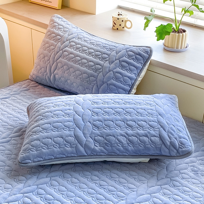 91家纺网 家纺一手货源 找家纺 摩妮卡 2025新款牛奶绒夹棉床笠三件套保护床垫 海盐蓝