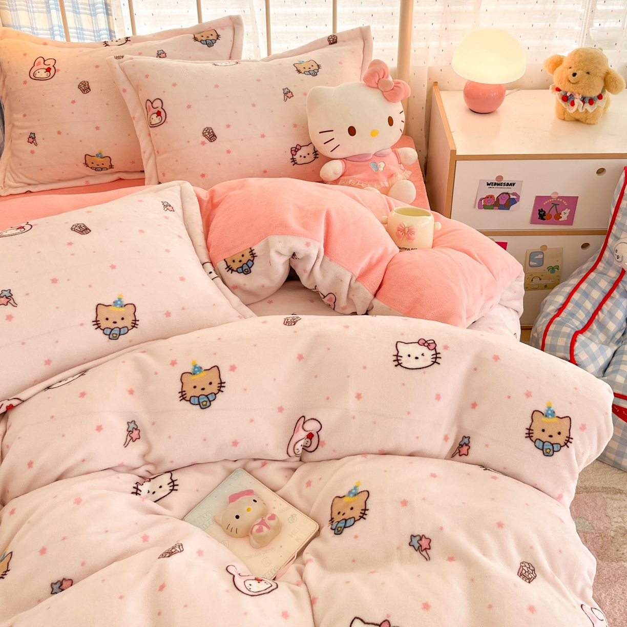 91家纺网 家纺一手货源 找家纺 川悦生活 2025新款加厚牛奶绒印花四件套 奶朵小猫