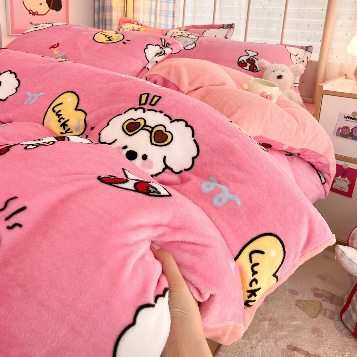 91家纺网 家纺一手货源 找家纺 川悦生活 2025新款加厚牛奶绒印花四件套 嗨皮小奶狗