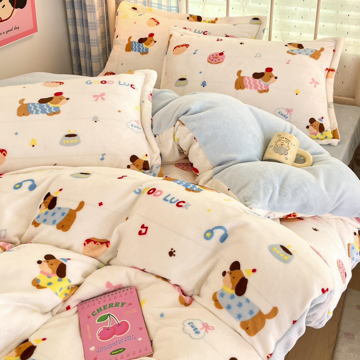 91家纺网 家纺一手货源 找家纺 川悦生活 2025新款加厚牛奶绒印花四件套 快乐腊肠蓝