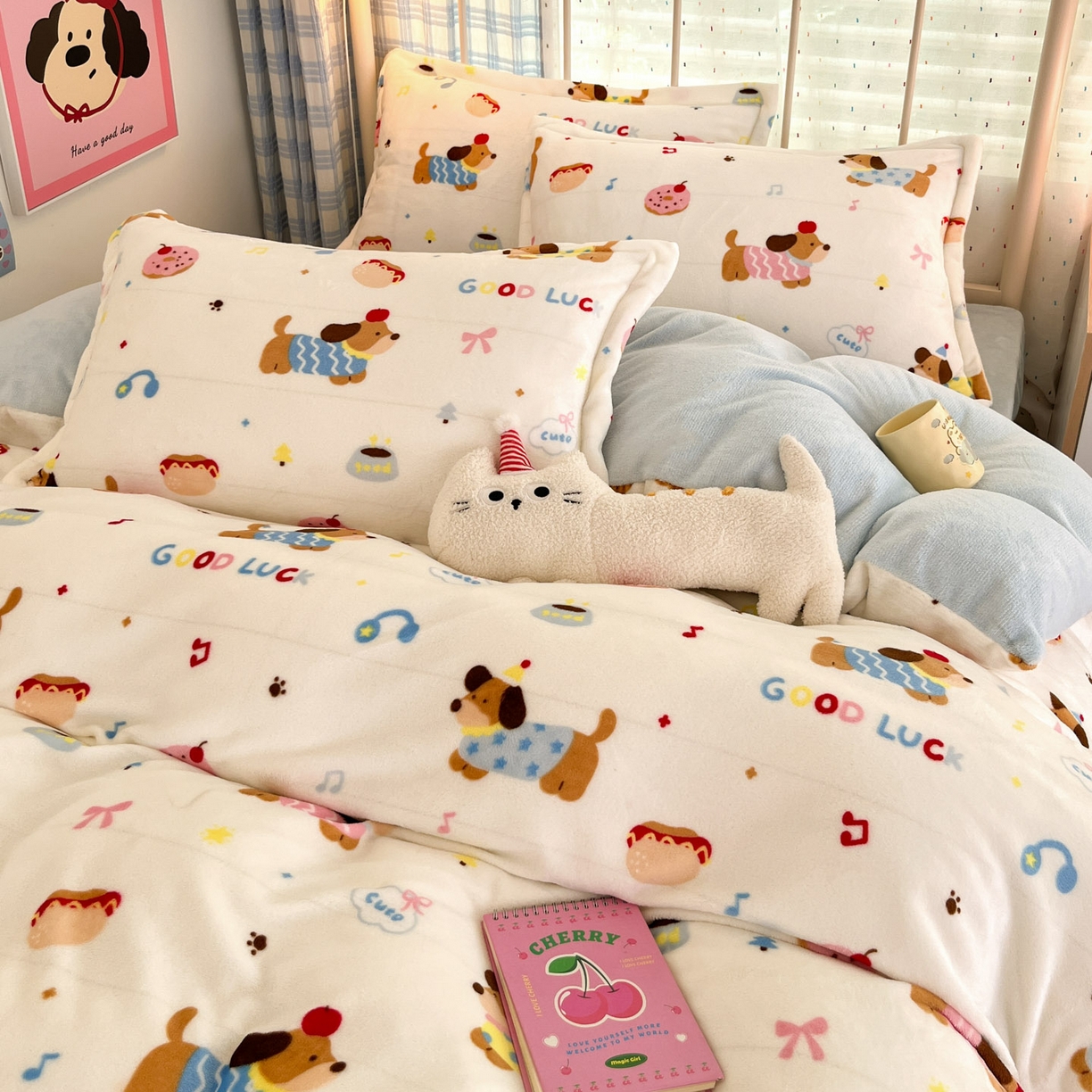 91家纺网 家纺一手货源 找家纺 川悦生活 2025新款加厚牛奶绒印花四件套 快乐腊肠蓝