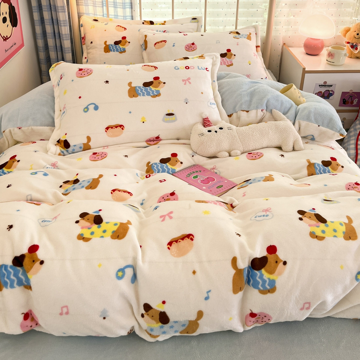 91家纺网 家纺一手货源 找家纺 川悦生活 2025新款加厚牛奶绒印花四件套 快乐腊肠蓝