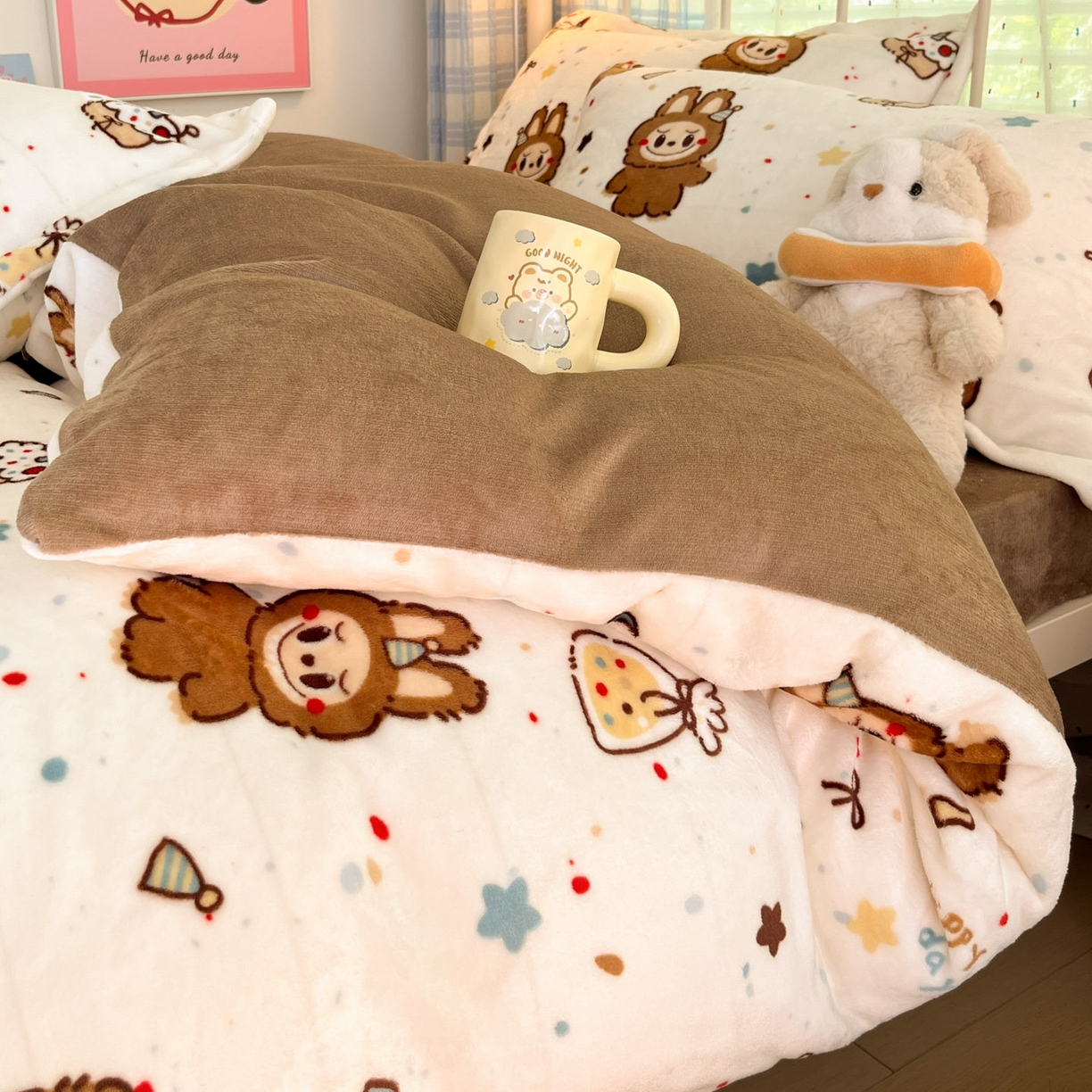 91家纺网 家纺一手货源 找家纺 川悦生活 2025新款加厚牛奶绒印花四件套 奶萨小熊