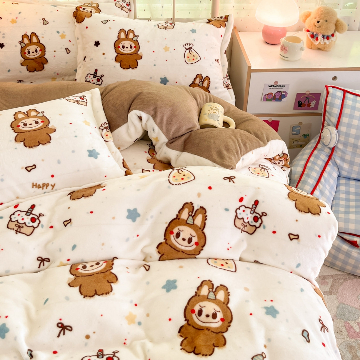 91家纺网 家纺一手货源 找家纺 川悦生活 2025新款加厚牛奶绒印花四件套 奶萨小熊