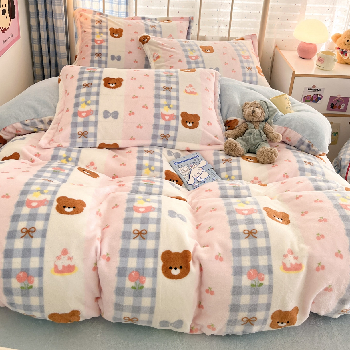 91家纺网 家纺一手货源 找家纺 川悦生活 2025新款加厚牛奶绒印花四件套 奶朵布丁熊