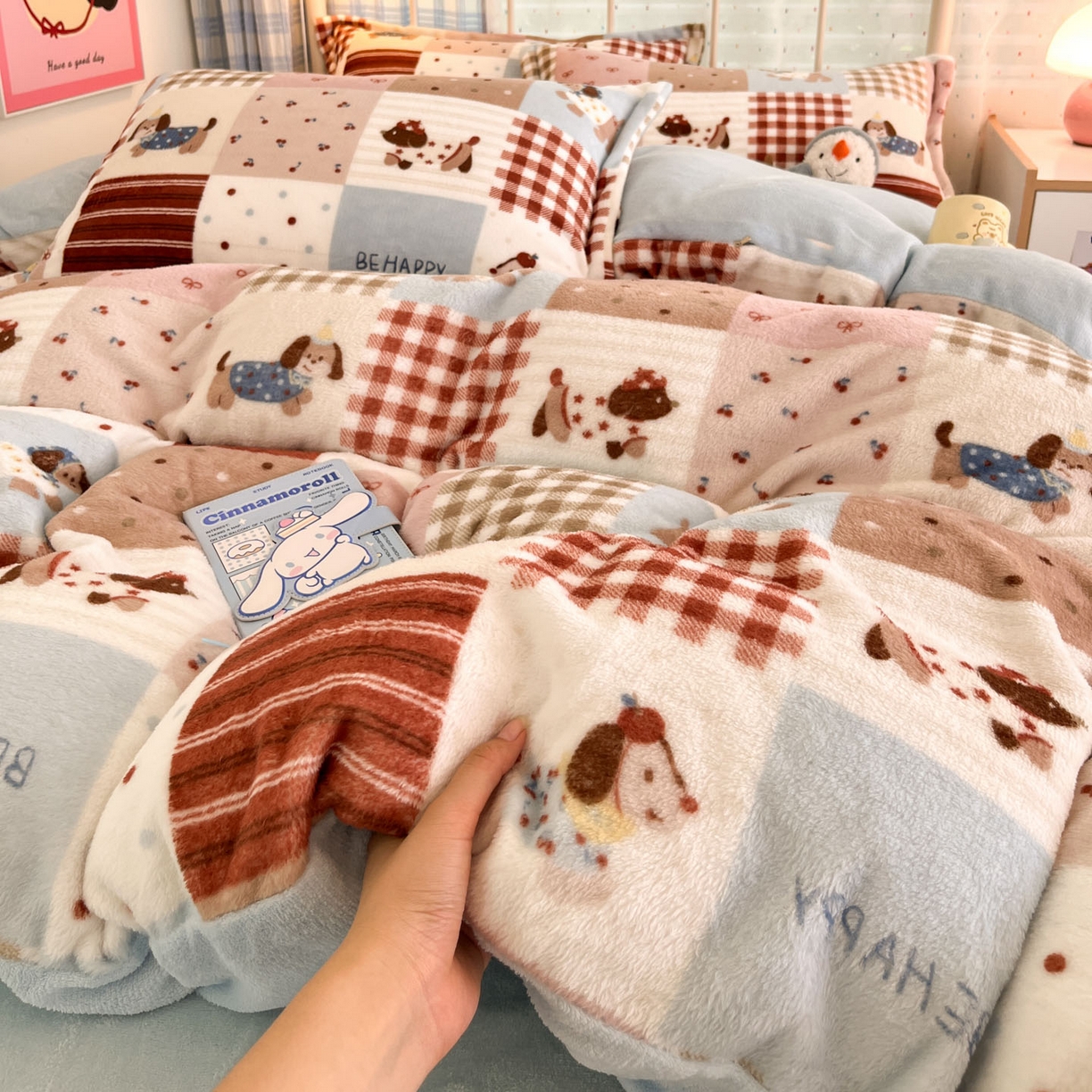 91家纺网 家纺一手货源 找家纺 川悦生活 2025新款加厚牛奶绒印花四件套 腊肠布丁