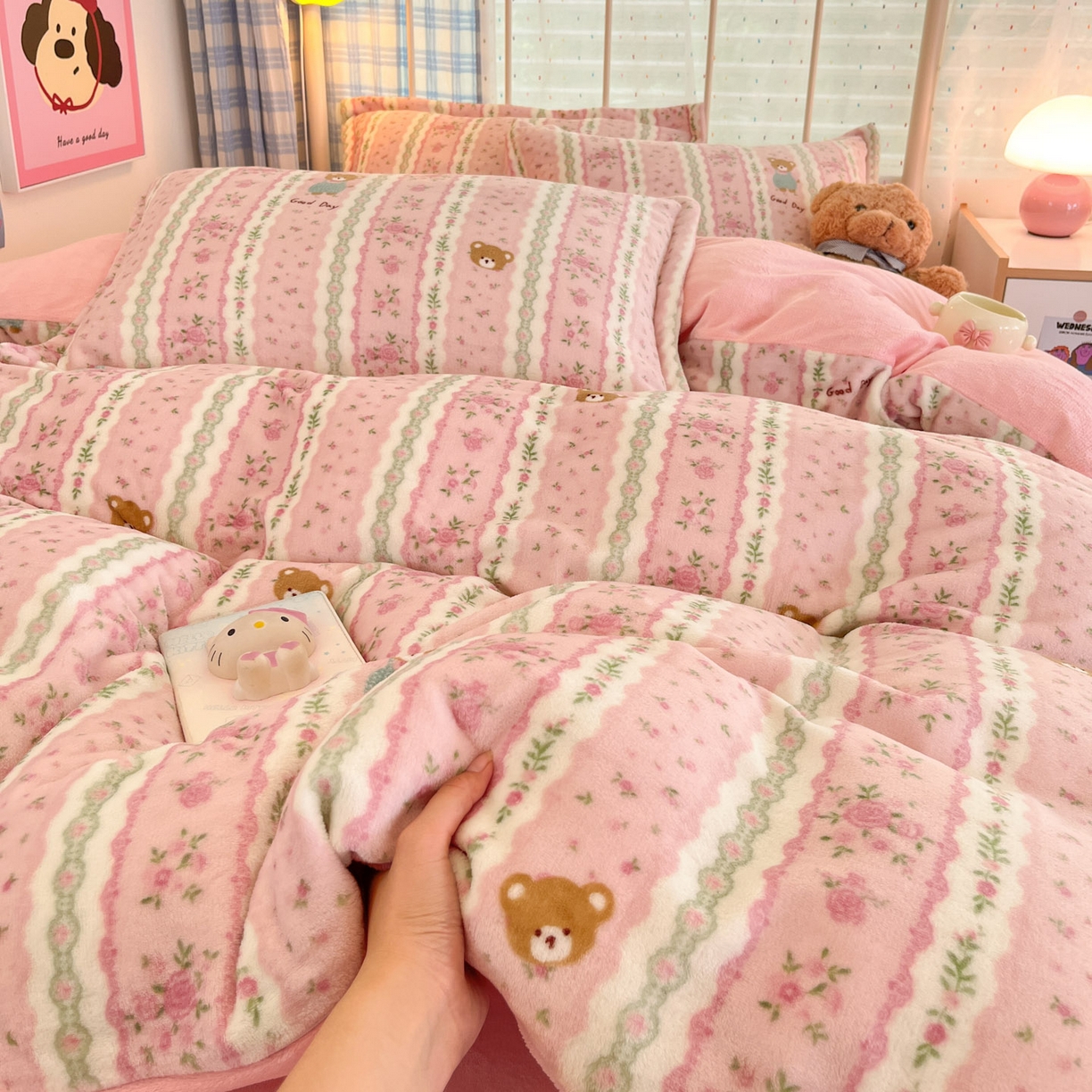 91家纺网 家纺一手货源 找家纺 川悦生活 2025新款加厚牛奶绒印花四件套 芙宁小熊