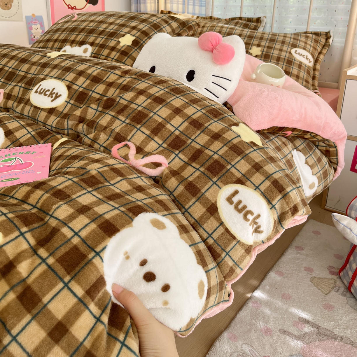 91家纺网 家纺一手货源 找家纺 川悦生活 2025新款加厚牛奶绒印花四件套 茶酥小熊粉