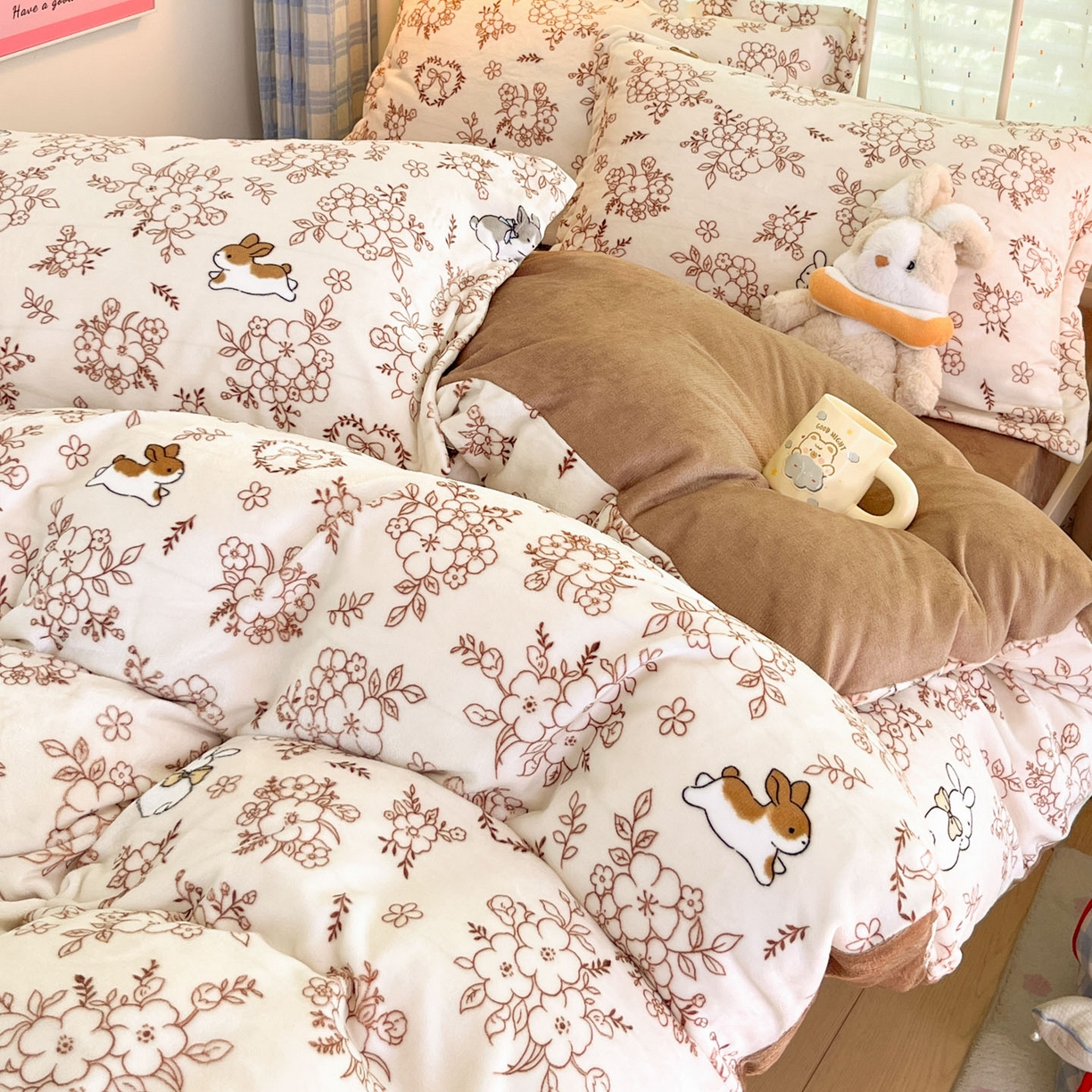 91家纺网 家纺一手货源 找家纺 川悦生活 2025新款加厚牛奶绒印花四件套 茶甜花兔