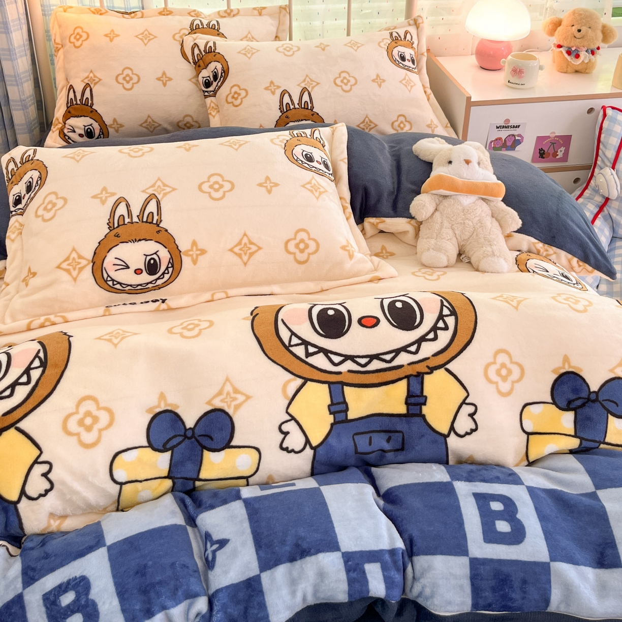 91家纺网 家纺一手货源 找家纺 川悦生活 2025新款加厚牛奶绒印花四件套 怪兽小礼物蓝