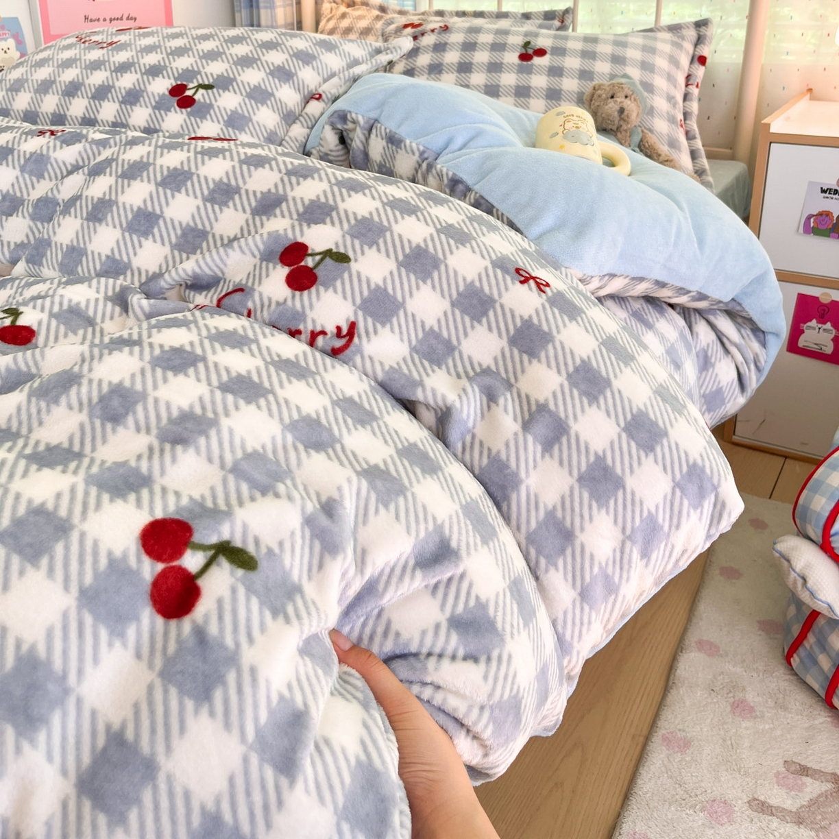 91家纺网 家纺一手货源 找家纺 川悦生活 2025新款加厚牛奶绒印花四件套 青禾车厘