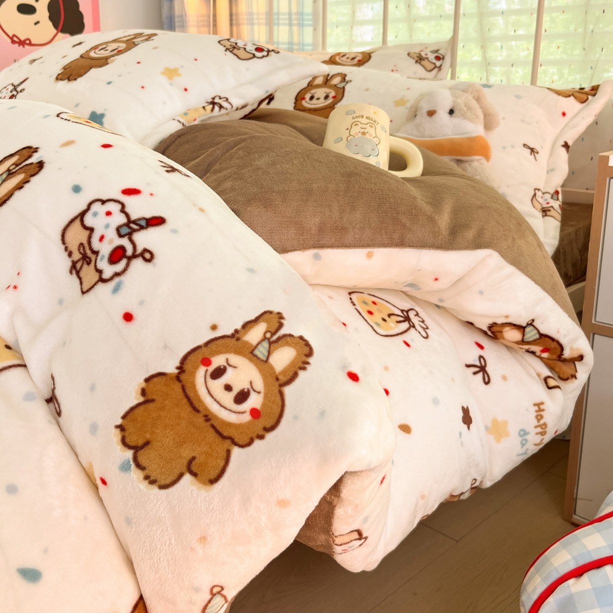 91家纺网 家纺一手货源 找家纺 川悦生活 2025新款加厚牛奶绒印花四件套 奶萨小熊