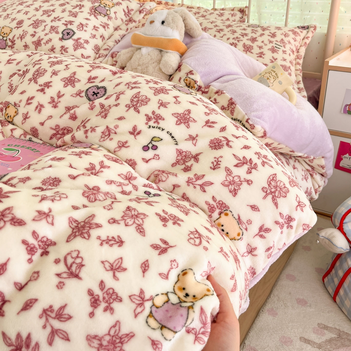 91家纺网 家纺一手货源 找家纺 川悦生活 2025新款加厚牛奶绒印花四件套 花田小熊