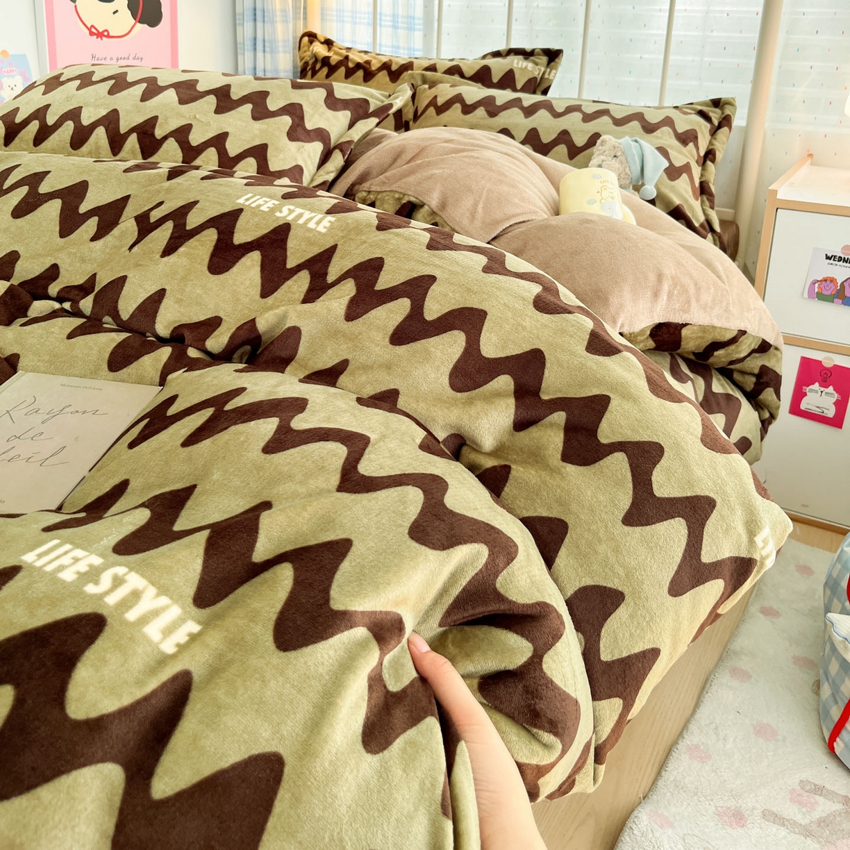 91家纺网 家纺一手货源 找家纺 川悦生活 2025新款加厚牛奶绒印花四件套 简一轻咖