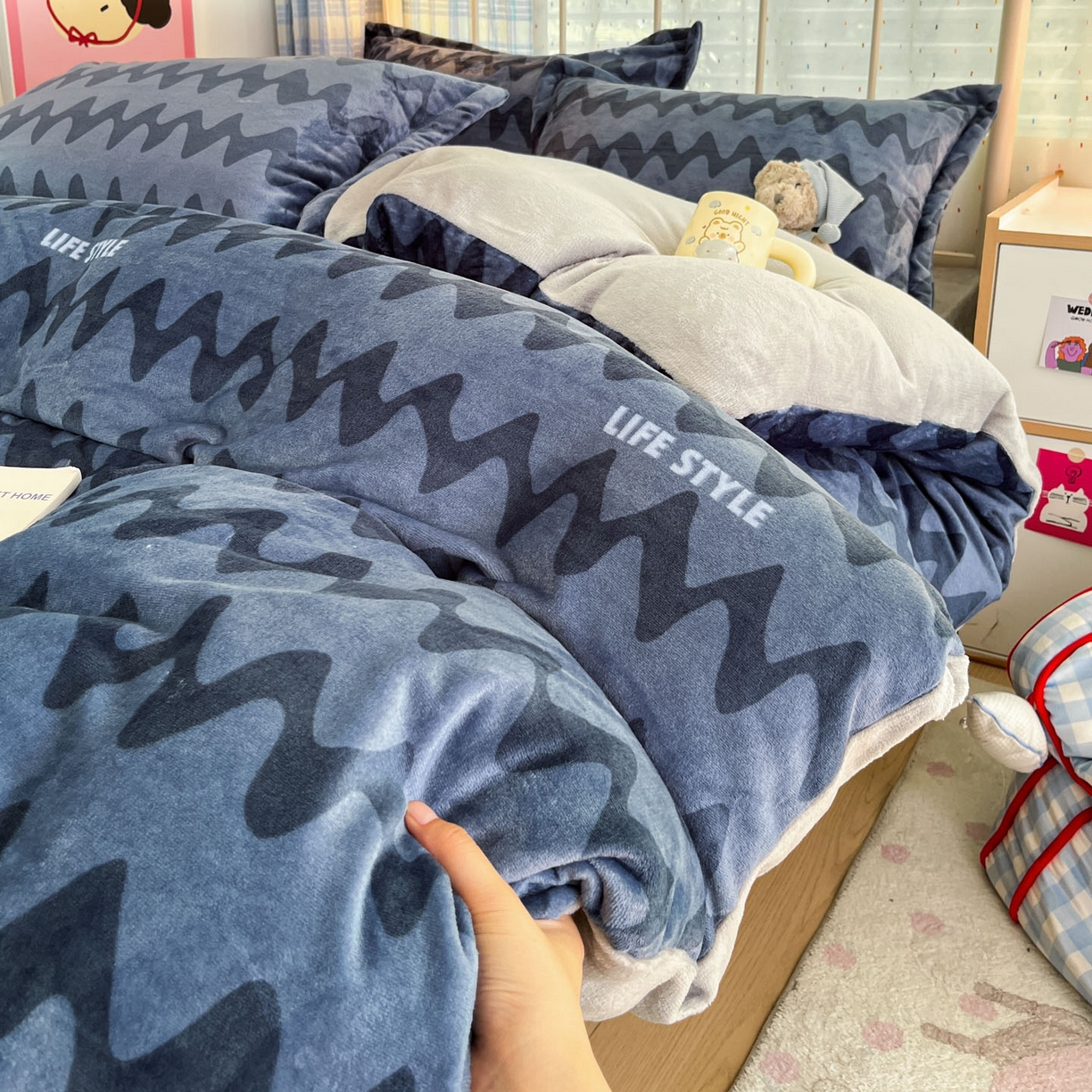 91家纺网 家纺一手货源 找家纺 川悦生活 2025新款加厚牛奶绒印花四件套 简一轻蓝