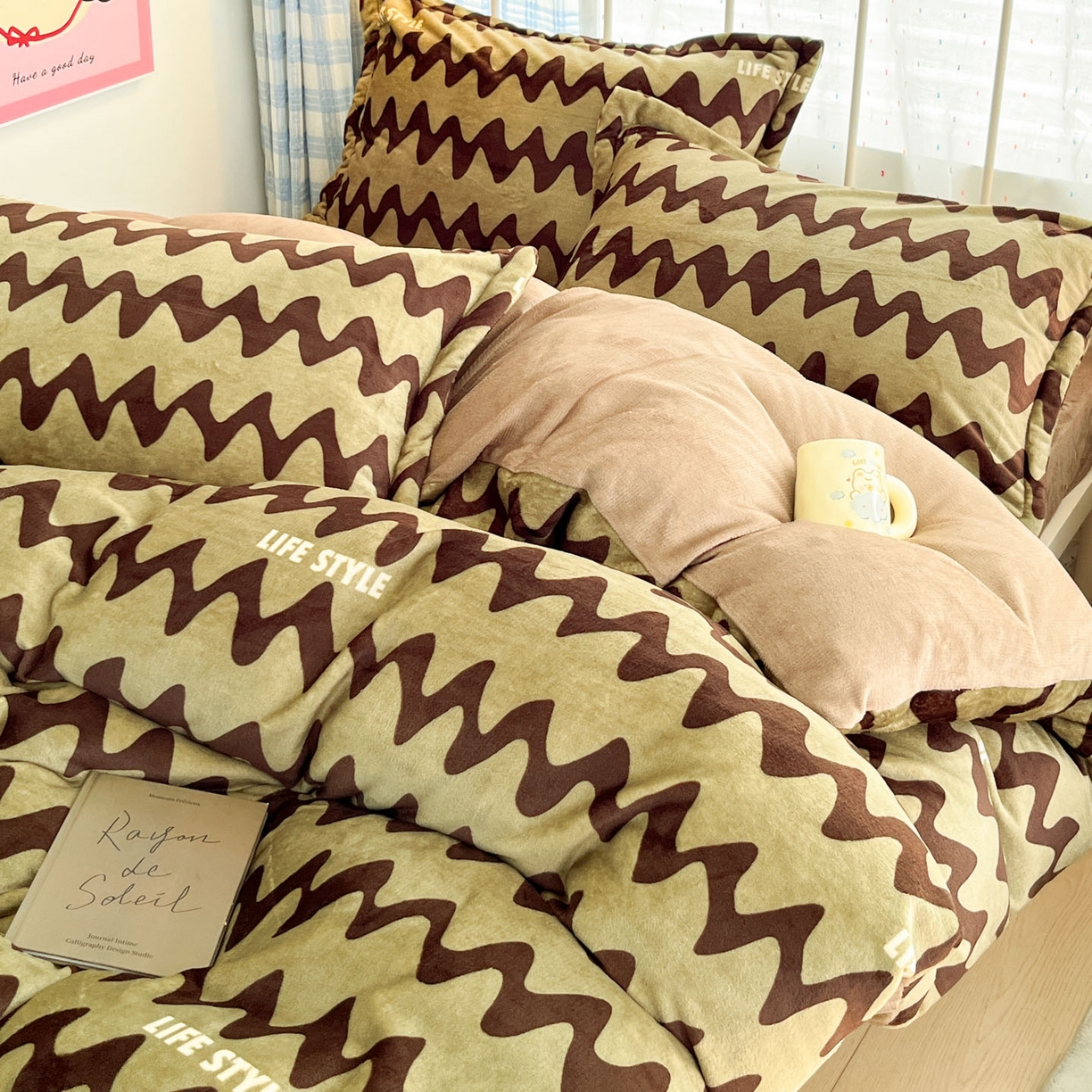 91家纺网 家纺一手货源 找家纺 川悦生活 2025新款加厚牛奶绒印花四件套 简一轻咖