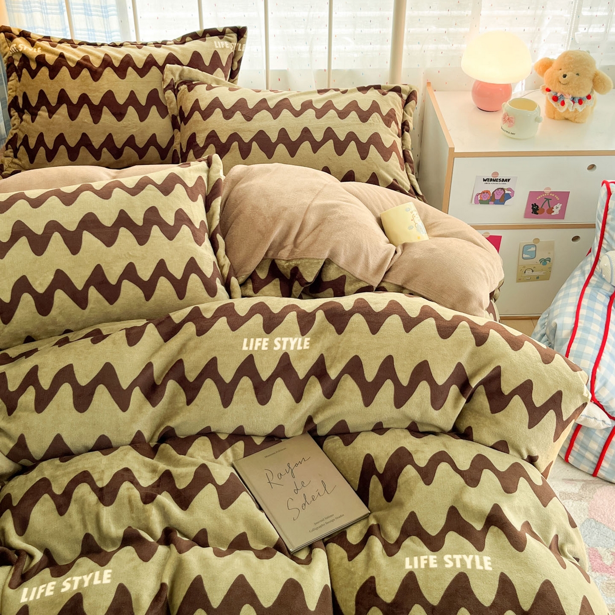 91家纺网 家纺一手货源 找家纺 川悦生活 2025新款加厚牛奶绒印花四件套 简一轻咖