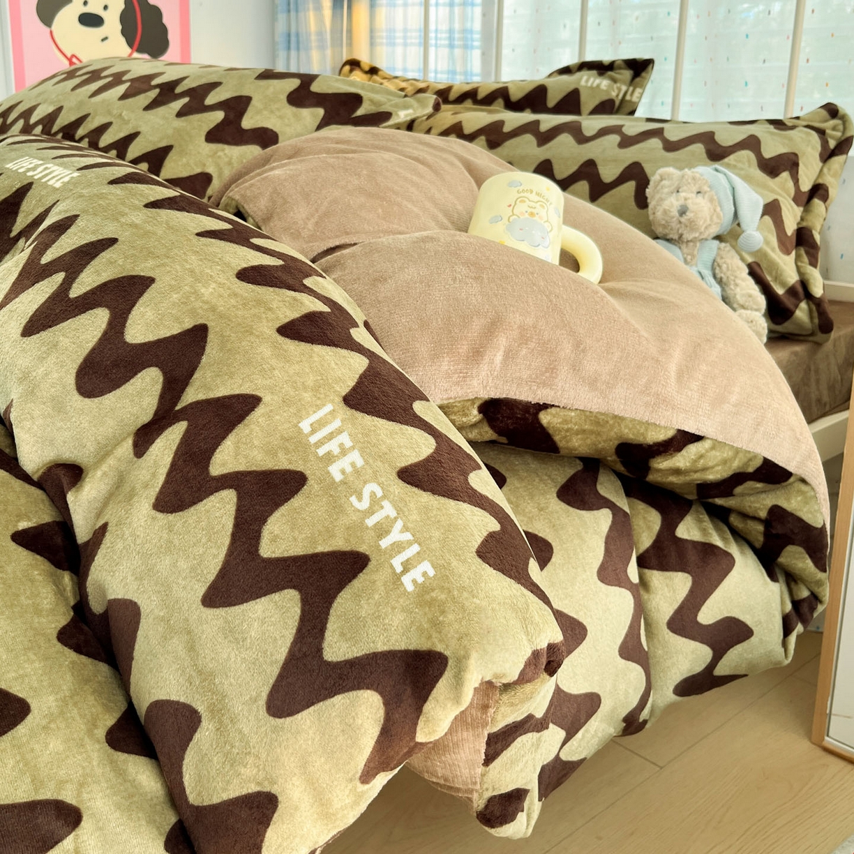 91家纺网 家纺一手货源 找家纺 川悦生活 2025新款加厚牛奶绒印花四件套 简一轻咖