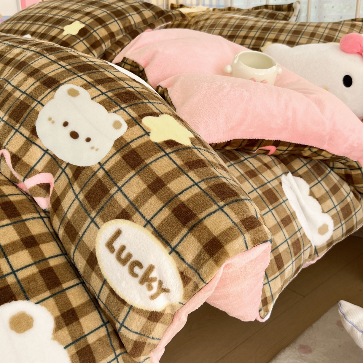 91家纺网 家纺一手货源 找家纺 川悦生活 2025新款加厚牛奶绒印花四件套 茶酥小熊粉