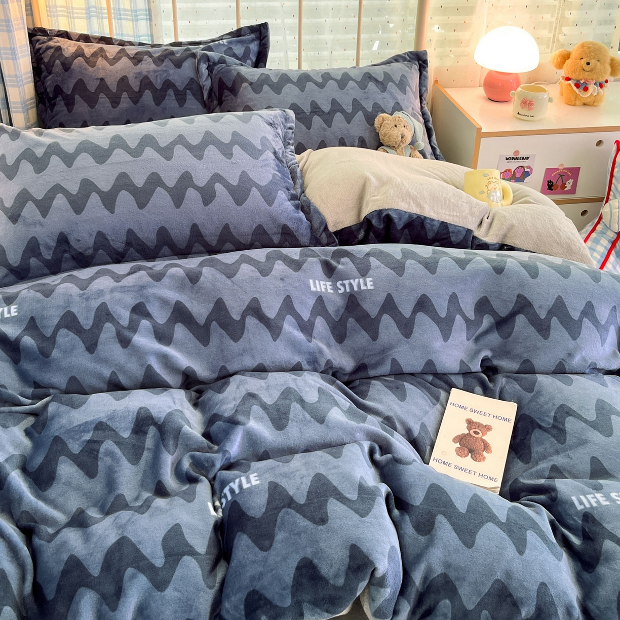 91家纺网 家纺一手货源 找家纺 川悦生活 2025新款加厚牛奶绒印花四件套 简一轻蓝