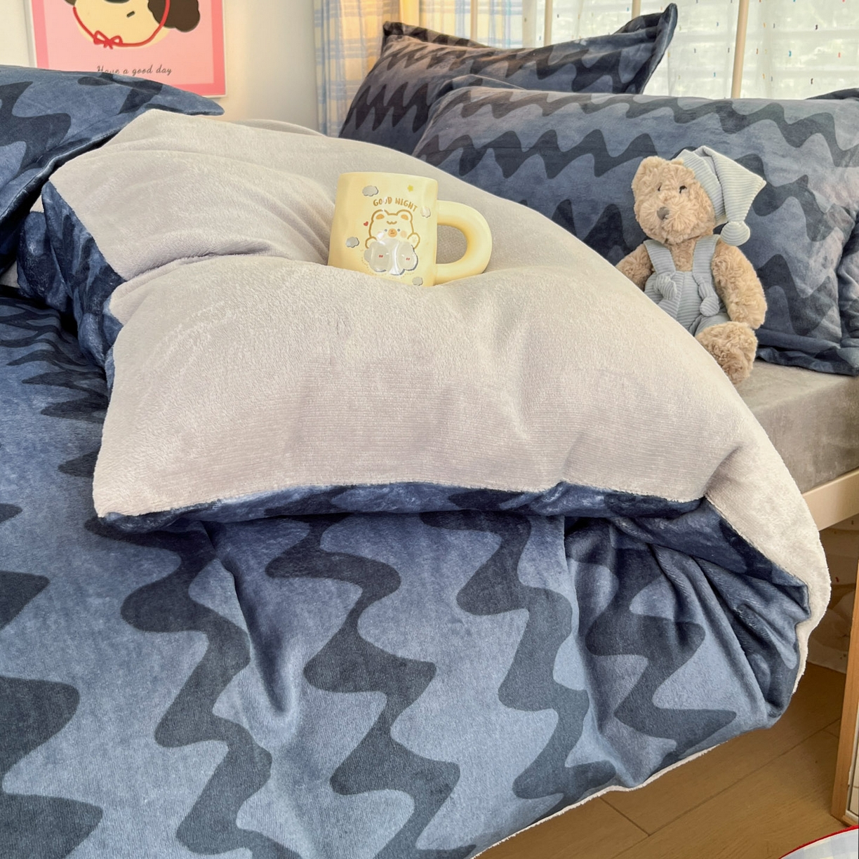 91家纺网 家纺一手货源 找家纺 川悦生活 2025新款加厚牛奶绒印花四件套 简一轻蓝