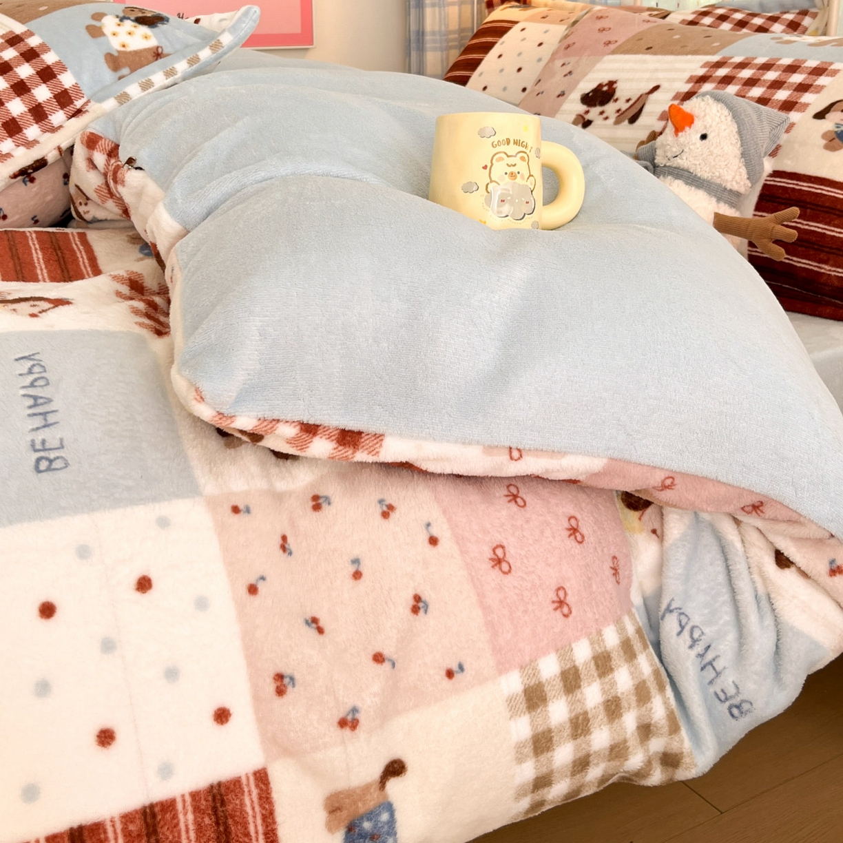 91家纺网 家纺一手货源 找家纺 川悦生活 2025新款加厚牛奶绒印花四件套 腊肠布丁