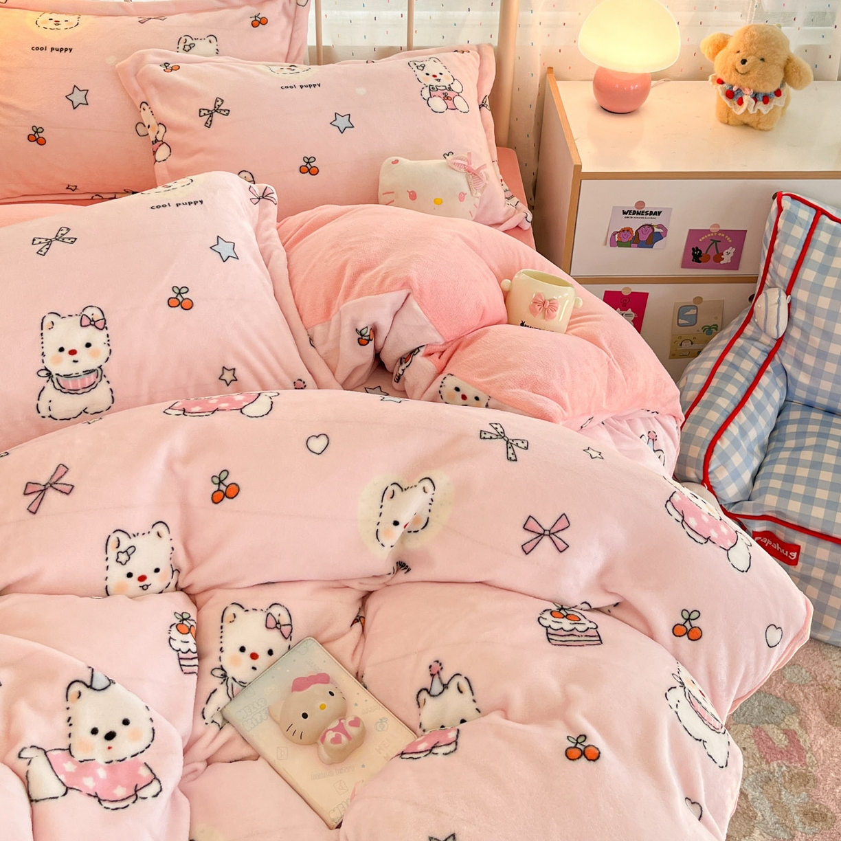 91家纺网 家纺一手货源 找家纺 川悦生活 2025新款加厚牛奶绒印花四件套 茶派小狗粉