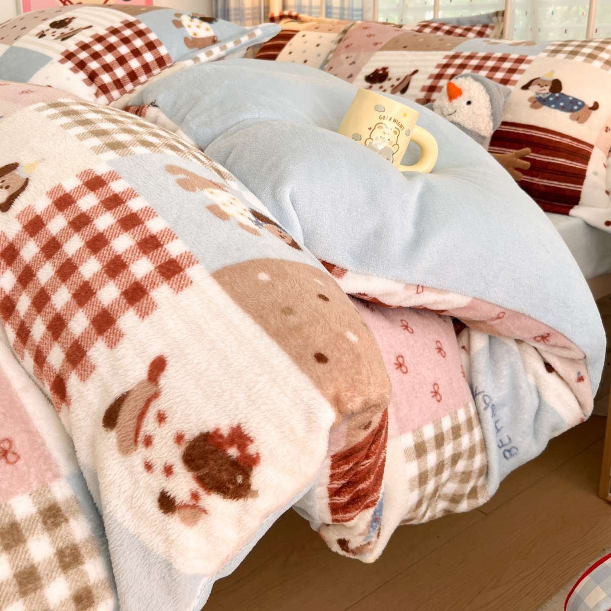 91家纺网 家纺一手货源 找家纺 川悦生活 2025新款加厚牛奶绒印花四件套 腊肠布丁