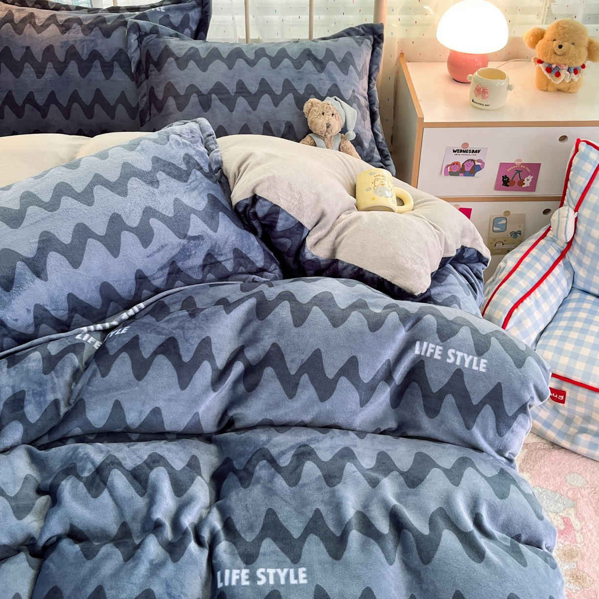 91家纺网 家纺一手货源 找家纺 川悦生活 2025新款加厚牛奶绒印花四件套 简一轻蓝