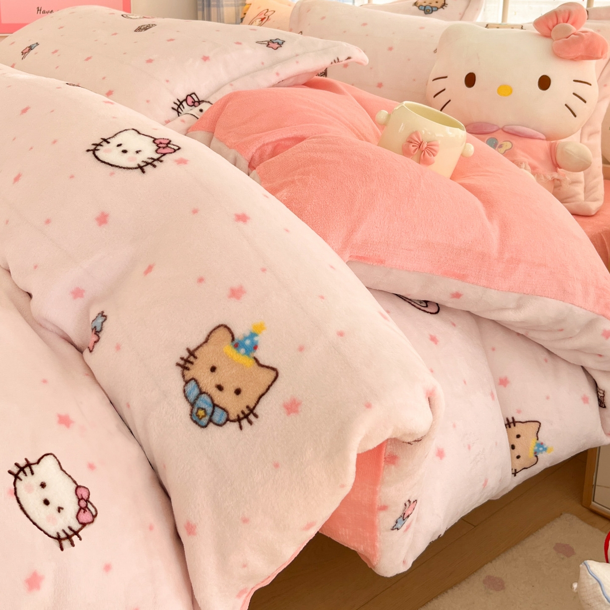 91家纺网 家纺一手货源 找家纺 川悦生活 2025新款加厚牛奶绒印花四件套 奶朵小猫