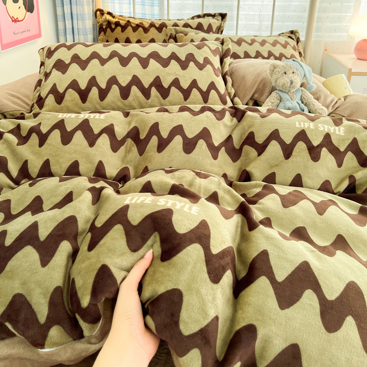 91家纺网 家纺一手货源 找家纺 川悦生活 2025新款加厚牛奶绒印花四件套 简一轻咖