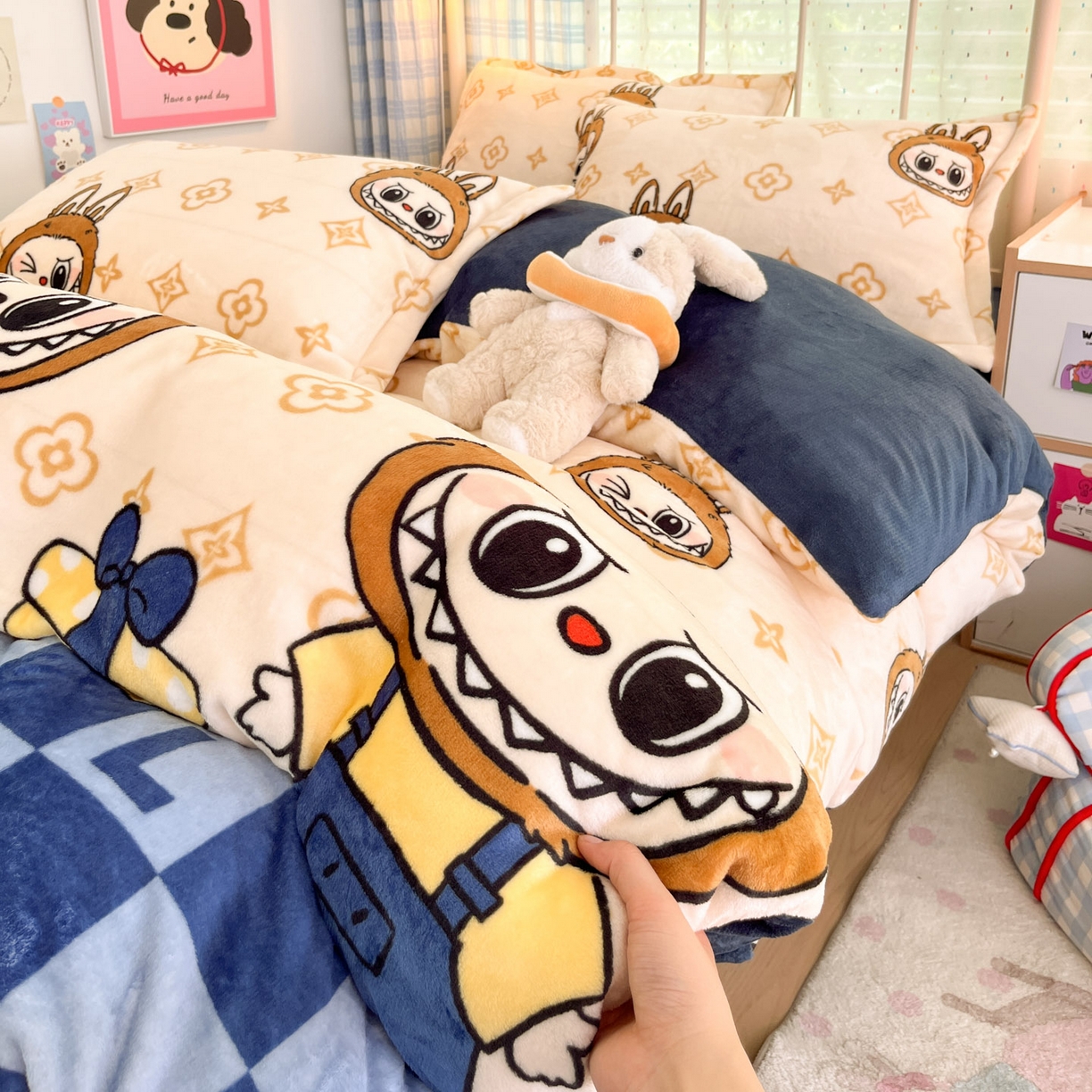 91家纺网 家纺一手货源 找家纺 川悦生活 2025新款加厚牛奶绒印花四件套 怪兽小礼物蓝