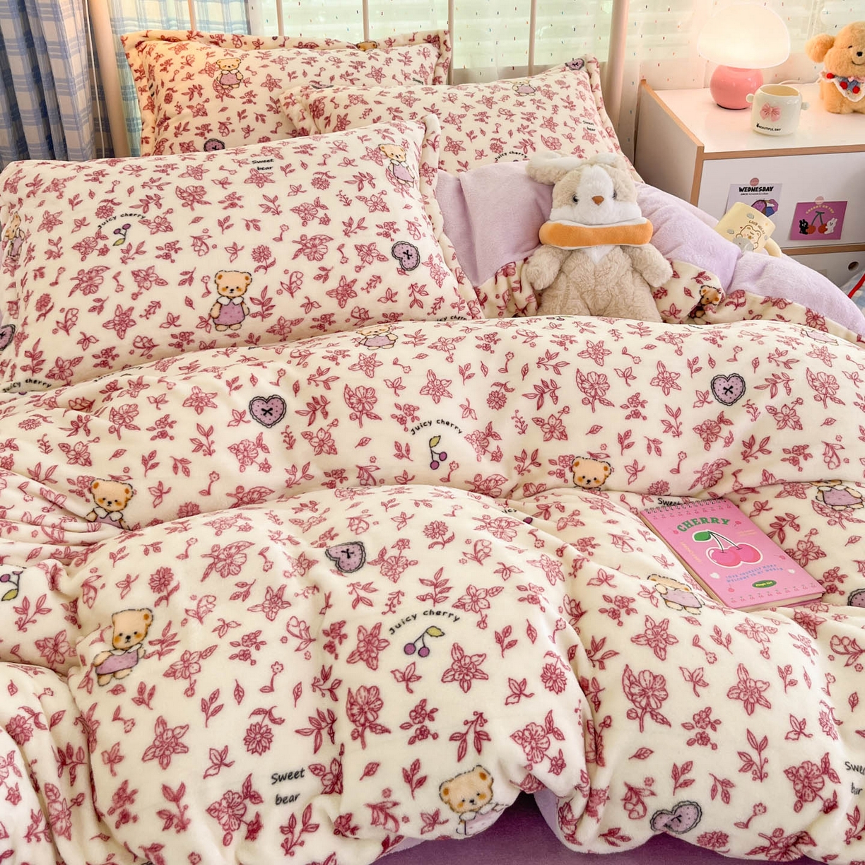 91家纺网 家纺一手货源 找家纺 川悦生活 2025新款加厚牛奶绒印花四件套 花田小熊