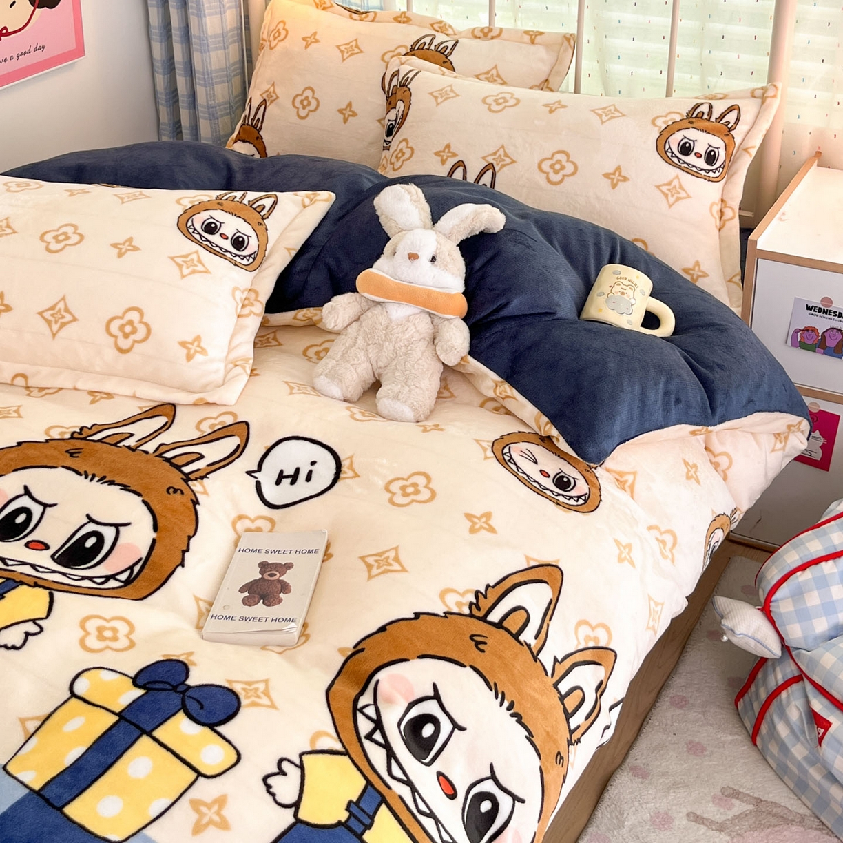 91家纺网 家纺一手货源 找家纺 川悦生活 2025新款加厚牛奶绒印花四件套 怪兽小礼物蓝