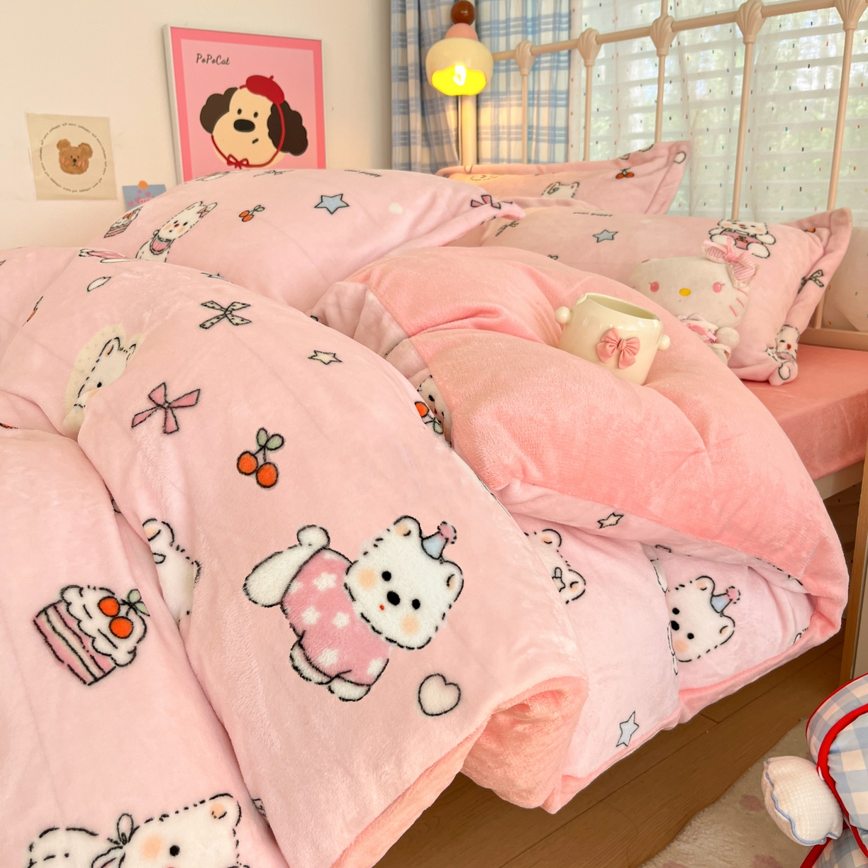 91家纺网 家纺一手货源 找家纺 川悦生活 2025新款加厚牛奶绒印花四件套 茶派小狗粉