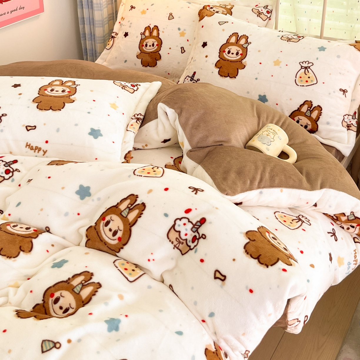 91家纺网 家纺一手货源 找家纺 川悦生活 2025新款加厚牛奶绒印花四件套 奶萨小熊