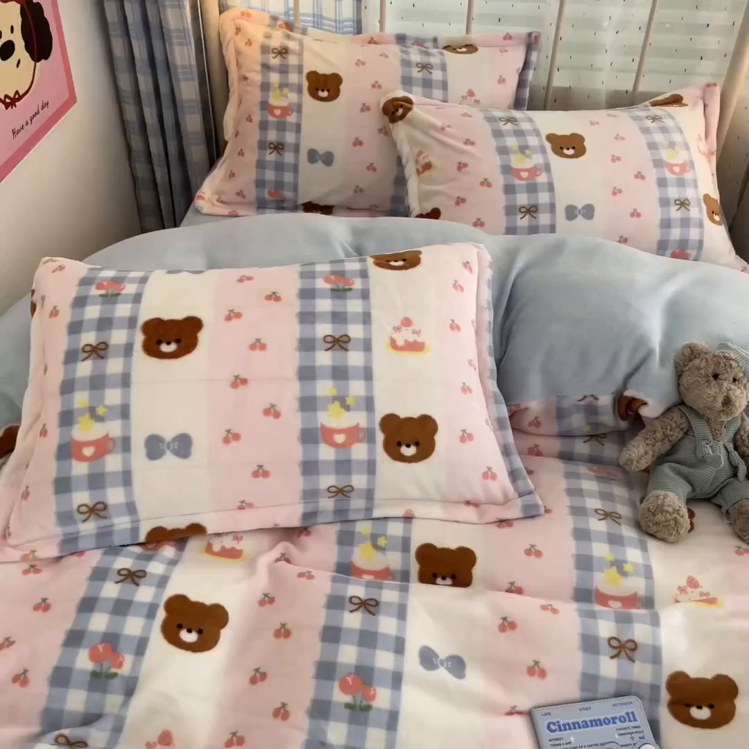 91家纺网 家纺一手货源 找家纺 川悦生活 2025新款加厚牛奶绒印花四件套 奶朵布丁熊