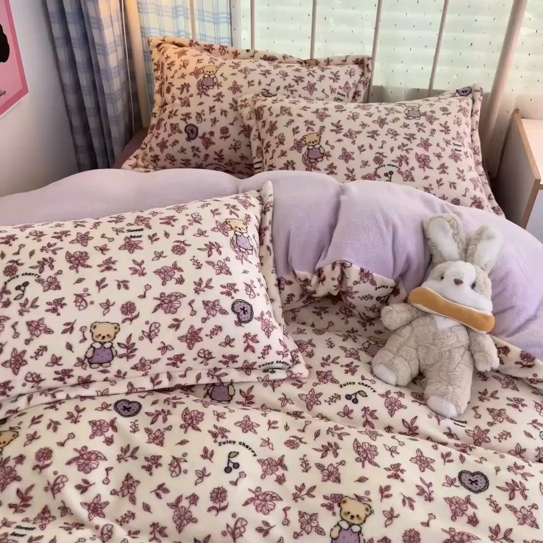 91家纺网 家纺一手货源 找家纺 川悦生活 2025新款加厚牛奶绒印花四件套 花田小熊
