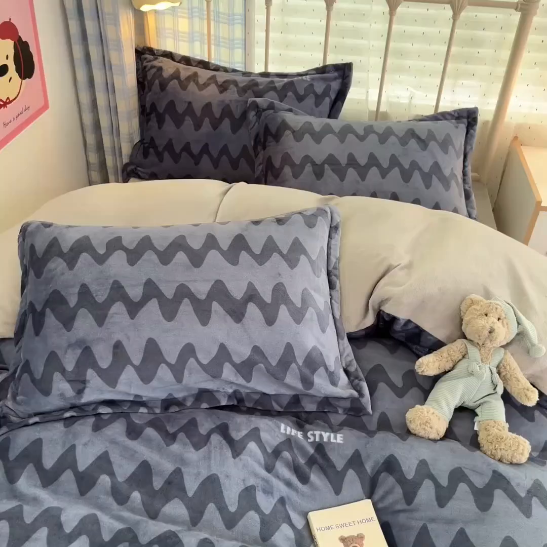 91家纺网 家纺一手货源 找家纺 川悦生活 2025新款加厚牛奶绒印花四件套 简一轻蓝