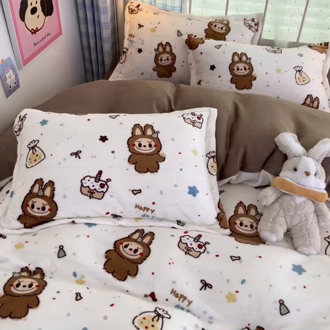 91家纺网 家纺一手货源 找家纺 川悦生活 2025新款加厚牛奶绒印花四件套 奶萨小熊